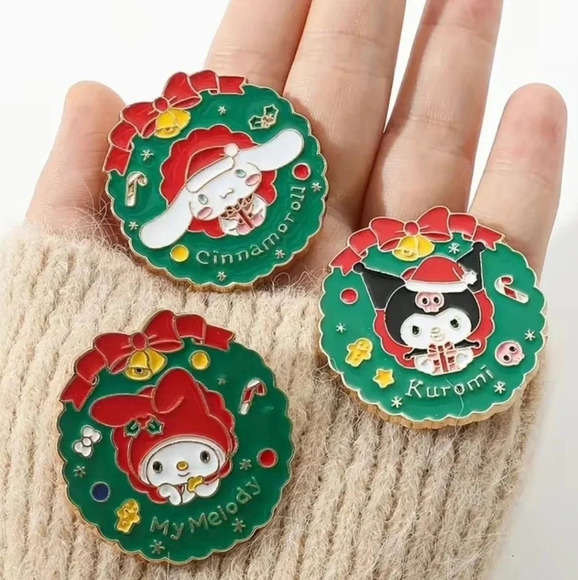 Sanrio Kuromi Hello Kitty Gold Tone Christmas Wreath Pin - Picture 4 of 6